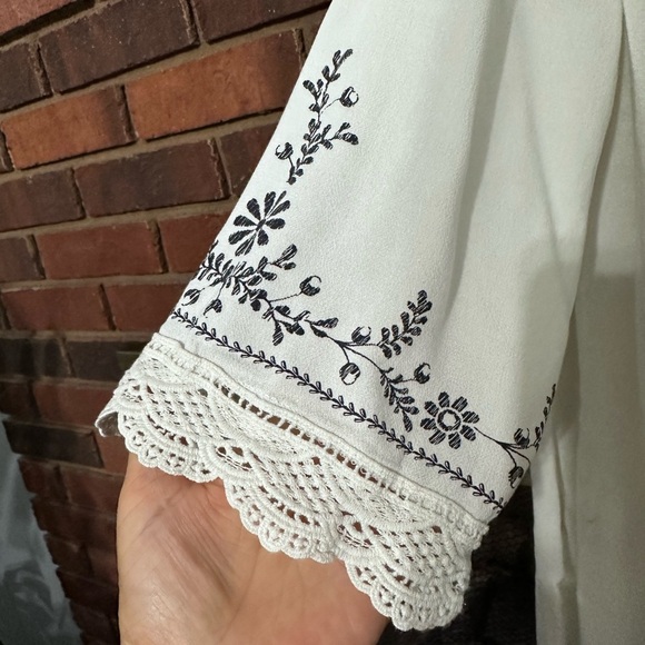 🛍️ Jolt open front lace trimmed blouse. Like new condition. - Picture 3 of 8